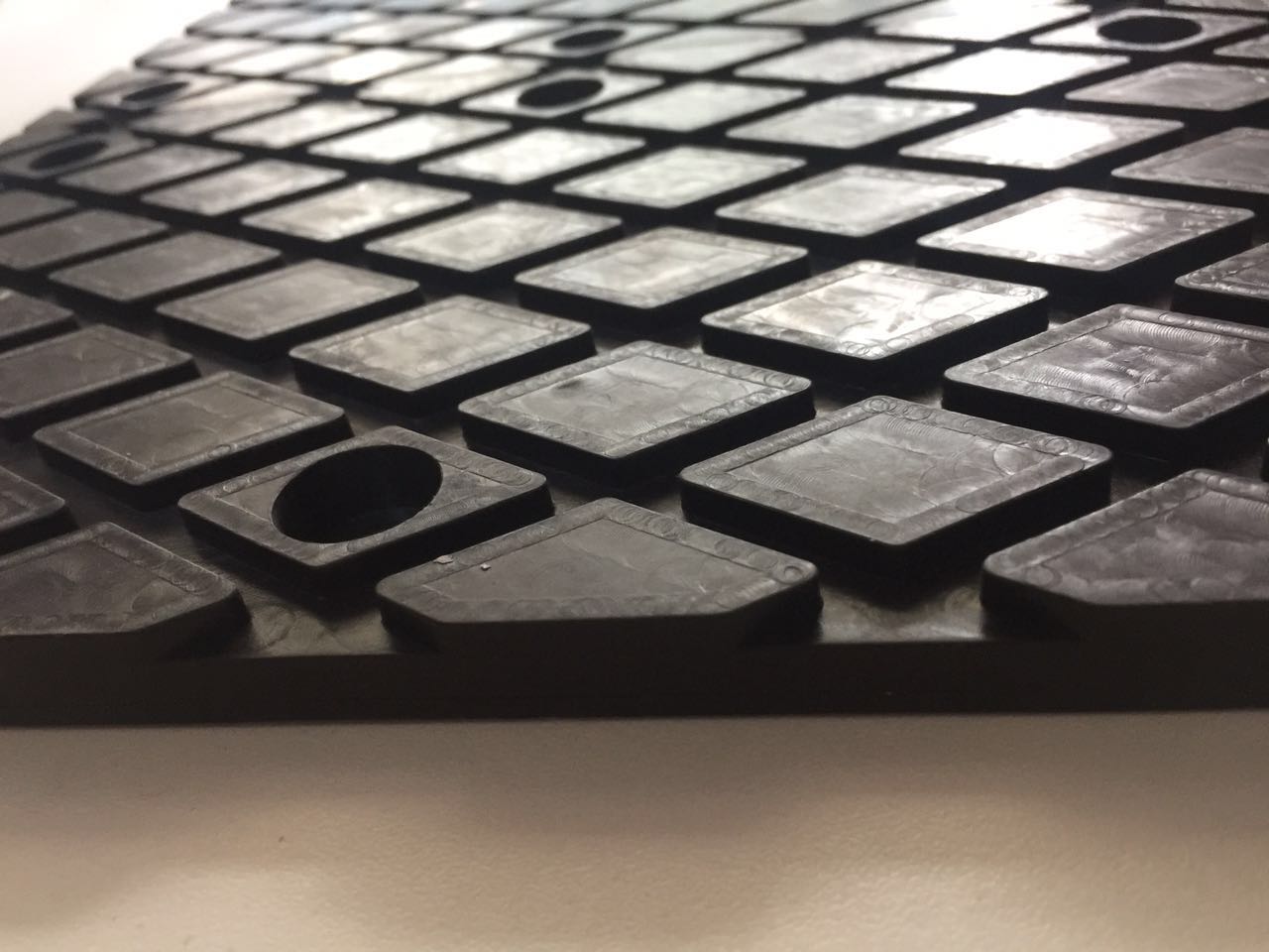 石材吊夾具配備橡膠夾皮實(shí)物拍攝側(cè)面顯示夾皮厚度--河北東圣吊索具制造有限公司--小型攪拌機(jī)|石材夾具|液壓堆高車|手動(dòng)叉車 石材吊夾具配備橡膠夾皮實(shí)物拍攝側(cè)面顯示夾皮厚度--河北東圣吊索具制造有限公司--小型攪拌機(jī)|石材夾具|液壓堆高車|手動(dòng)叉車