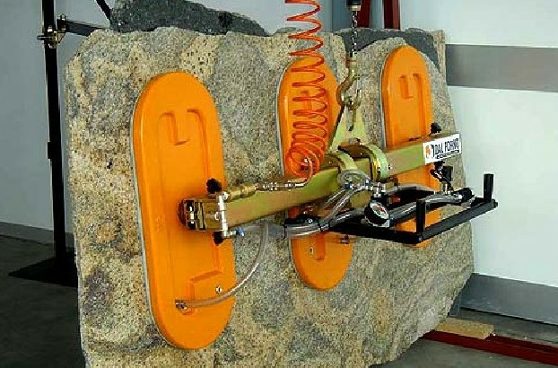 石材吊裝夾具使用現(xiàn)場作業(yè)拍攝--河北東圣吊索具制造有限公司--小型攪拌機(jī)|石材夾具|液壓堆高車|手動叉車