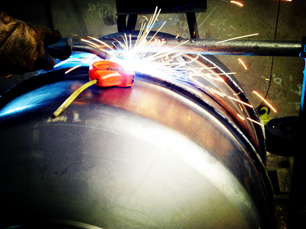 清洗型食品小型攪拌機(jī)焊接車間焊接瞬間品展示--河北東圣吊索具制造有限公司--小型攪拌機(jī)|石材夾具|液壓堆高車|手動叉車