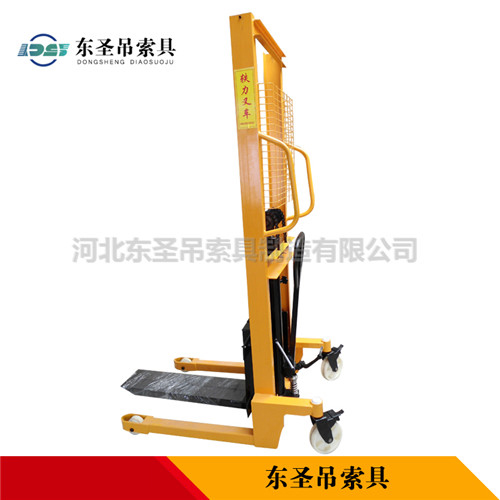 液壓手動叉車使用時側(cè)面展示--河北東圣吊索具制造有限公司--小型攪拌機|石材夾具|液壓堆高車|手動叉車