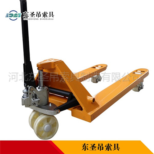 地牛搬運(yùn)叉車塑料行駛車輪特寫--河北東圣吊索具制造有限公司--手動叉車|液壓堆高車|小型攪拌機(jī)|石材夾具