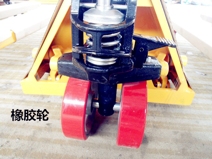 手動叉車橡膠輪細(xì)節(jié)大圖--河北東圣吊索具制造有限公司--手動叉車|液壓堆高車|石材夾具|小型攪拌機(jī) 手動叉車橡膠輪細(xì)節(jié)大圖--河北東圣吊索具制造有限公司--手動叉車|液壓堆高車|石材夾具|小型攪拌機(jī)