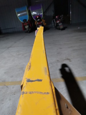 1噸地牛叉車貨叉嚴(yán)重彎曲--河北東圣吊索具制造有限公司--手動叉車|液壓堆高車|小型攪拌機|石材夾具