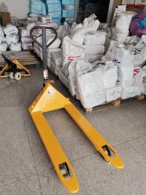 手動(dòng)地牛叉車搬運(yùn)吊裝帶原料作業(yè)現(xiàn)場--河北東圣吊索具制造有限公司--手動(dòng)叉車|液壓堆高車|石材夾具|小型攪拌機(jī)