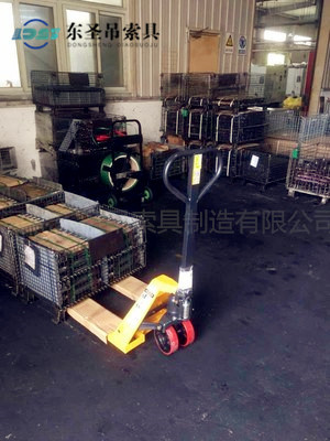 1噸手動地牛搬運(yùn)重物現(xiàn)場--河北東圣吊索具制造有限公司--手動叉車|液壓堆高車|石材夾具|小型攪拌機(jī)