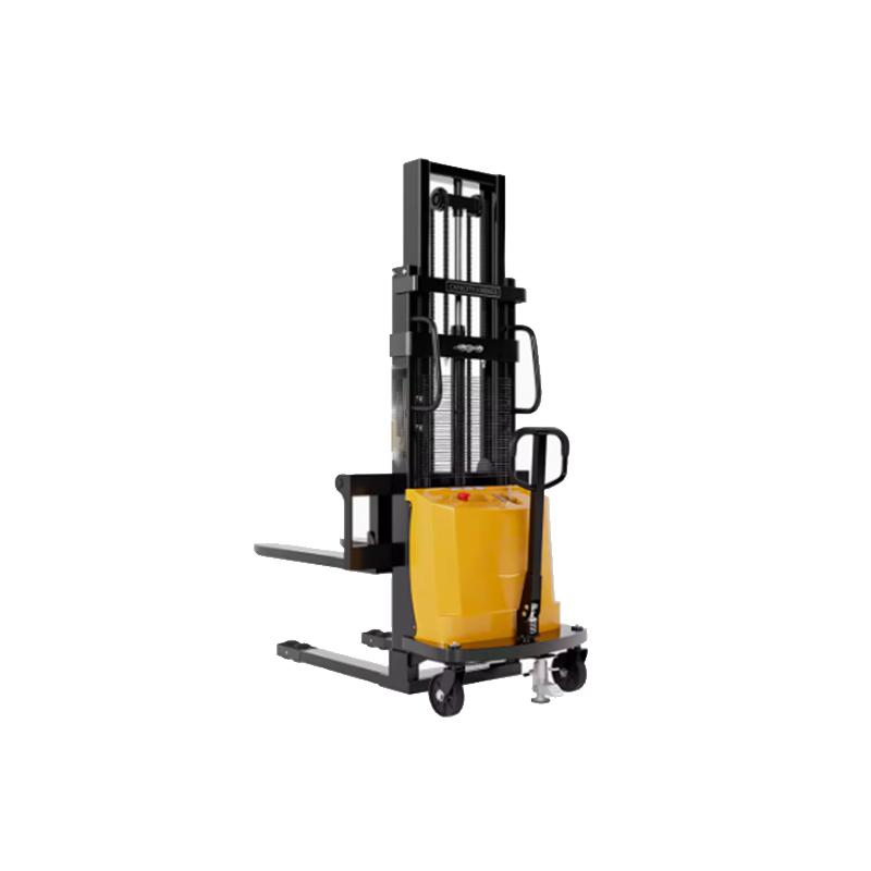 不能站在電動(dòng)堆高車(chē)的貨叉上進(jìn)行其他機(jī)械設(shè)備的維修